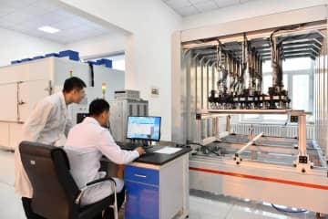 中国石油初の太陽光発電製品検査実験室が大慶油田で完成した。