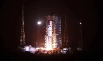 中国の宇宙貨物船「天舟7号」が17日夜、文昌航天発射場から打ち上げられ、中国の宇宙ステーションに新たな科学実験サンプルを送り届ける。