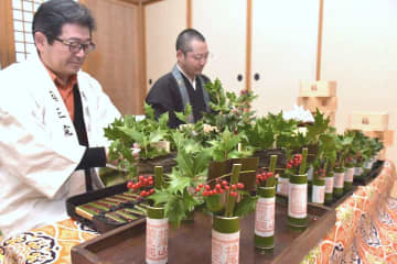 節分飾り「柊昆布」を準備するボランティアと僧侶=桜川市真壁町椎尾