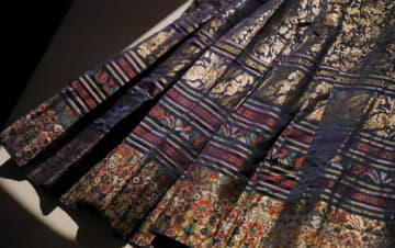両側面にひだが入ったロングスカート「馬面裙」は、宋の時代にすでに雛形ができ、明、清の時代に流行した。