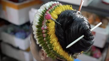 蟳埔の女性は今も「簪花圍」で髪を飾る風習を受け継いでいる。