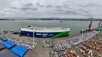 福建省のアモイ東渡港区の現代化ふ頭で23日、自動車約3700万台がRORO船「上汽安吉申誠号」に次々と積載されていた。