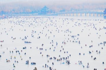 中国でウインタースポーツ人口が初めて4億人を突破する見込みです。写真は北京で世界遺産として知られる頤和園にある天然スケート場。