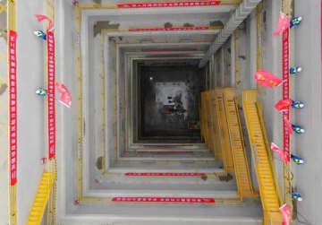 中国東部の浙江省寧波市と舟山市を結ぶ高速鉄道の建設工事で、海底トンネルを掘削するシールドマシン用の立坑がこのほど完成しました。