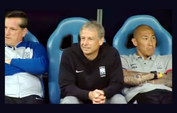 香港メディアの香港01は26日、失点時に「謎の笑み」を浮かべたサッカー韓国代表監督に解任論が浮上していると報じた。