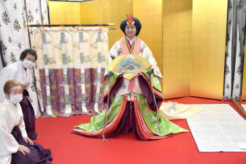 十二単姿で「着裳の儀」を体験する参加者=土浦市桜町の装束研究会すがた