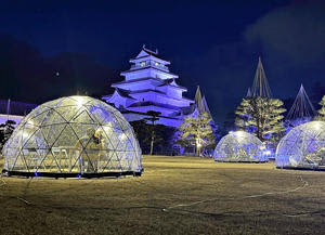 ライトアップされた鶴ケ城と鶴ケ城芝生広場に設置された透明テント