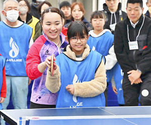 卓球教室で笑顔を見せ、参加者と触れ合う伊藤選手（手前左）＝4日、Jヴィレッジ