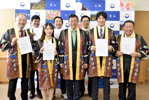 須田市長（前列中央）から委嘱状が交付された5代目「伊達な宣伝部長」の7人
