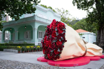 「タイパハウス」前に設置されたバラの花束のオブジェ
