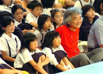 水戸市内の児童生徒らを招いて開いた「子どものための音楽会」で笑顔を見せる小澤征爾さん=2005年7月22日、水戸市新原の県武道館
