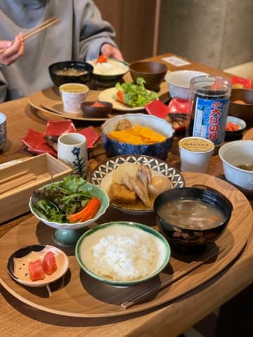 土日限定　神戸の居酒屋のモーニングビュッフェ　10数種類の総菜がズラリ！