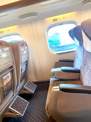 香港メディアの香港01は20日、「日本の新幹線の座席のフットレスト（足置き）は靴を脱いで使うのか？」と題する記事を掲載した。