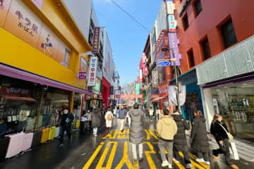 19日、韓国・朝鮮日報によると、ソウルの繁華街・明洞はコロナ禍が明け活気を取り戻したが、街がごみだらけになっている。写真は明洞。
