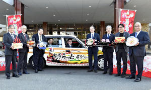 円谷副市長（右から4人目）を表敬した会員ら