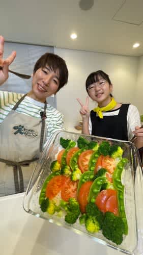 受賞者の河繫莉々花さんと野菜ソムリエの西川満希子さん