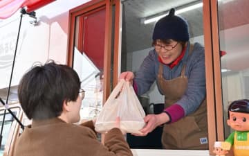 「スコーレパタタ」の味を復活させた三浦奈津美さん。キッチンカーで出来たてを届ける