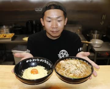 期間限定で提供されるＳＡＣ入りのホルモンベトコンラーメン（右）と替え玉