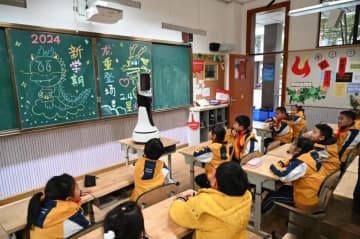 四川省成都市の小・中学校と幼稚園で春学期が26日にスタートし、授業が始まった。