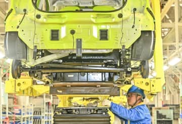 江西江鈴集団新エネ車有限公司総組立ラインで27日、作業員が受注に対応するための生産に追われていた。