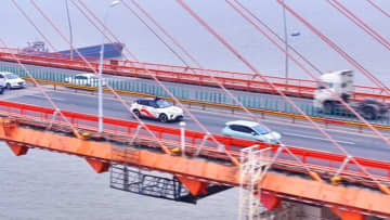 百度の自動運転移動サービスプラットフォーム「蘿蔔快跑」を利用した自動運転車が27日、湖北省武漢市の楊泗港長江大橋と白沙洲大橋を渡り、自動運転による「万里の長江の初横断」を行った。