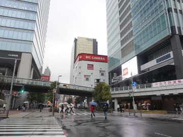 JR山手線・京浜東北線の高架下近くの交差点から撮影した景色