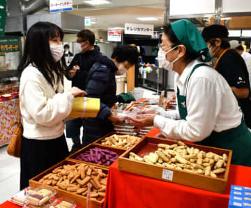 ちんすこうなどの特産品を買い求めようと市民らでにぎわった大沖縄展