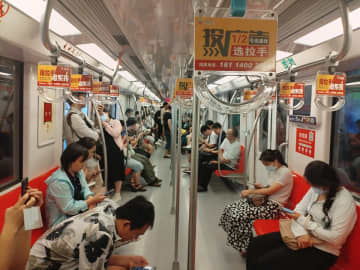 北京児童病院耳鼻咽喉頭頸部外科の劉海紅副主任は「騒音の多い環境でイヤホンを使うと、気づきにくい聴力低下が生じやすい」と注意を促した。写真は地下鉄車内。