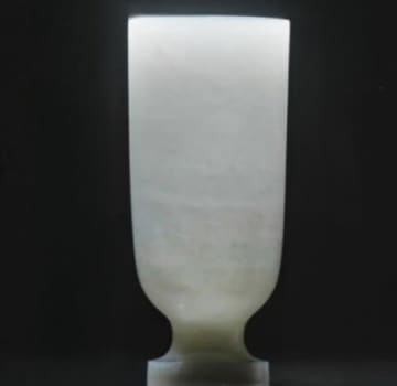 白玉杯は1000年以上地下に埋まっていたにもかかわらず、傷や破損なども無く、玉は温かみのある白さで、そのフォルムは魏晋南北朝時代特有のシンプルさを追求した逸品となっている。