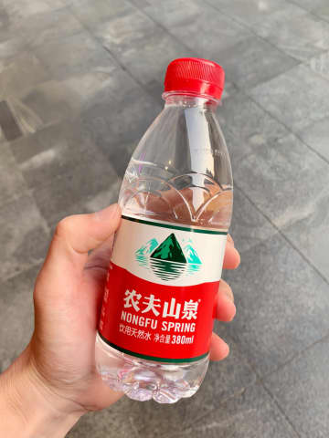 中国の飲料メーカー大手・農夫山泉が発売する緑茶飲料のパッケージが「日本にこびている」などとして物議を醸した問題で、騒動の余波が広がっている。