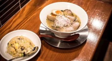 塩ラーメン900円。客の７割が頼むというハーフやきめしは＋300円で。