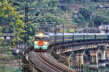 貴州省六盤水市内には水紅鉄道が走っており、営盤郷には5キロメートルの区間に茅草坪、渡船寨、三家寨の3つの駅がある。