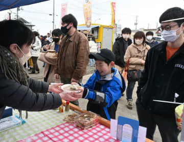 さまざまな鍋料理を楽しむ来場者