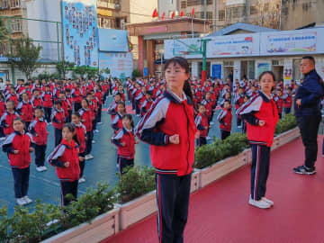 雲南省昆明市の五華区韶山小学校は体育で武術を必修にしているほか、休み時間には、気功体操「五禽戯」を練習しているため、児童はみんな「カンフー」をある程度マスターしている。