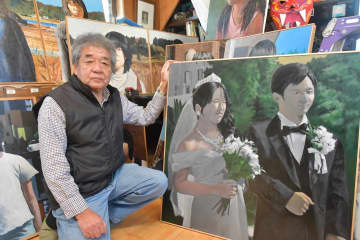 昨年結婚した長女夫妻の水彩画を描いた片岡満さん=行方市長野江