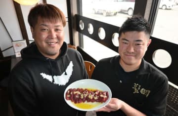 シカ肉の提供を始めた遠野ジンギスカン羊丸・道の加藤穣店長（右）とMOMIJIの兼沢幸男代表取締役