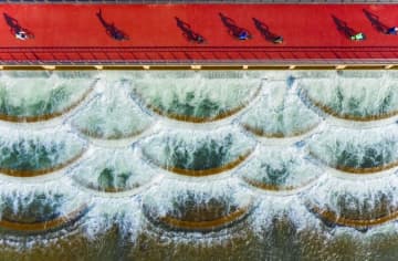 春の日の山西省太原市汾河景勝地では、柴村橋区間にある魚のウロコのような形状の滝「魚鱗叠瀑」で、豊かな水が音を立てながら勢いよく流れ落ちていた。