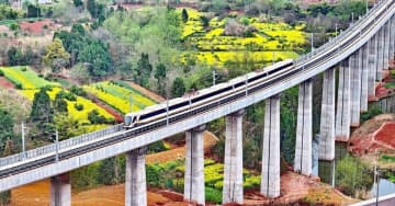 四川省初の都市間鉄道の全線で運転テストが始まった。