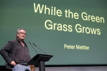 2023年4月28日、ピーター・メトラーの「While the Green Grass Grows（仮訳：緑の草が生い茂る間に）」はヴィジョン・デュ・レール映画祭の国際長編映画コンペティション部門でグランプリを受賞した (KEYSTONE/KEYSTONE/Cyril Zingaro)