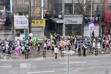 17日、韓国・韓経ビジネスは「衝撃的な事実…韓国の会社員の月給、日本より多い」と題する記事を掲載した。写真は韓国のマラソン大会。