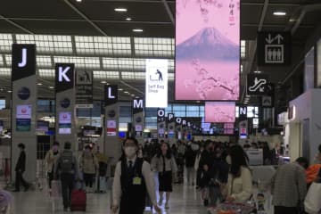 台湾メディアの三立新聞網は22日、台湾から2月だけで50万人超が日本を訪れたことをめぐる台湾のネット掲示板PTTの反応を伝えた。写真は成田空港。