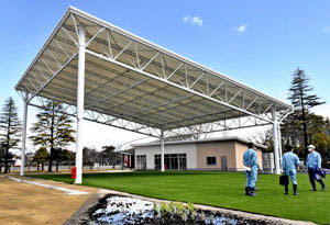 新設された約400平方メートルの「大屋根」。雨天や日差しを避け、イベントに利用できる