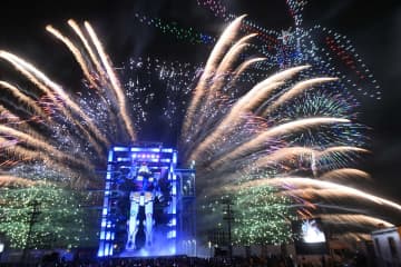 ドローンショーと花火がガンダムの「最後の起動実験」を華々しく盛り上げた（C）創通・サンライズ＝横浜市中区