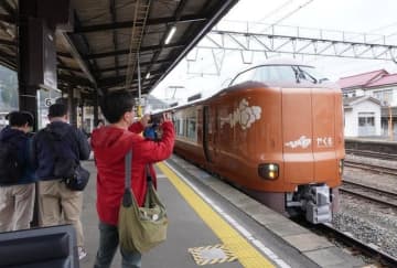 新見駅に入線した新型やくも。ブロンズ色の車体が印象的だ