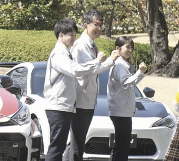 トヨタ自動車の入社式で新入社員と交流する佐藤社長（右から2人目）