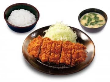 「チキンかつ定食」（税込 690円）