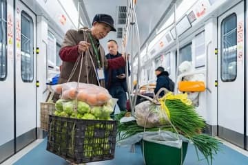 重慶市の地下鉄4号線では、市内で野菜を売るために竹籠を背負って乗車している高齢者の姿を毎日見かけることができる。