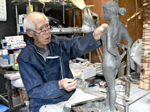 作品制作に熱を入れる遠藤さん。「彫刻は私に取って生きる力で、生きる喜び」と語る