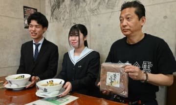 若竹みそラーメンの販売を始めた岩瀬龍三店主（右）と清水莉奈さん（中央）