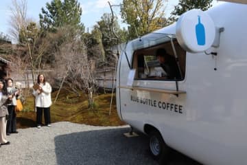 建仁寺塔頭にお目見えした「ブルーボトルコーヒートラック」（京都市東山区）